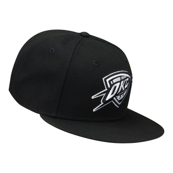 OKC THUNDER NEW ERA 950 BLACK AND WHITE CORE SNAPBACK IN BLACK - FRONT RIGHT VIEW