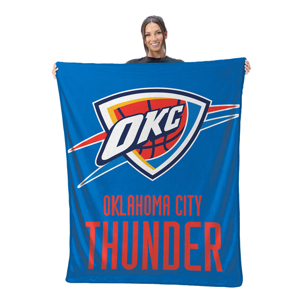 Model Holding OKLAHOMA CITY THUNDER THUNDERSTACK 4' x 5' RASCHEL BLANKET in Blue - Front View